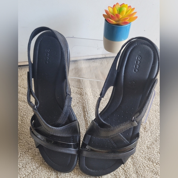 NEW! ECCO BLACK LEATHER STRAP LADIES COMFORT SANDLES SZ 40/ US: SZ 8.5 - Picture 1 of 11